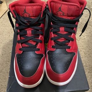Air Jordan 1 Mid (gs) lightly worn